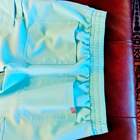 Figs scrubs - Picture 2 of 4